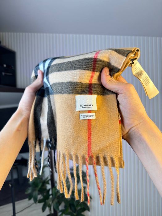 Шарф від Burberry