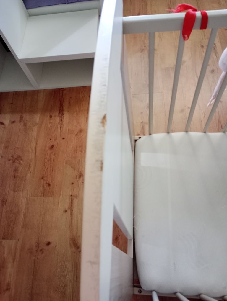 Łóżeczko niemowlęce z żyrafa