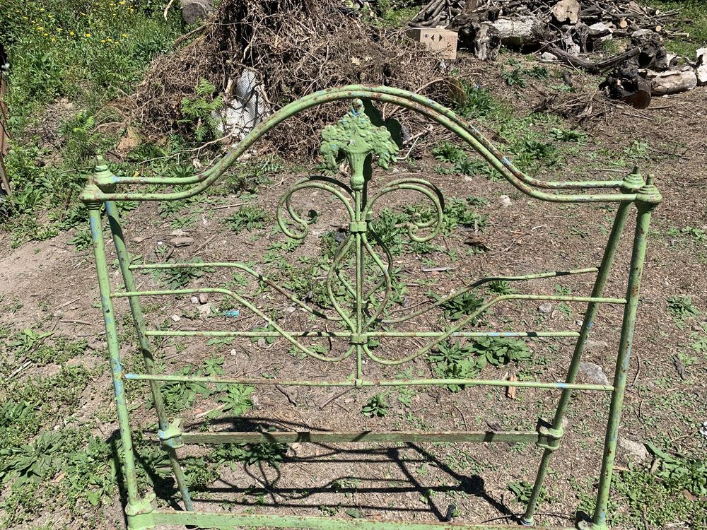 Cama antiga em ferro