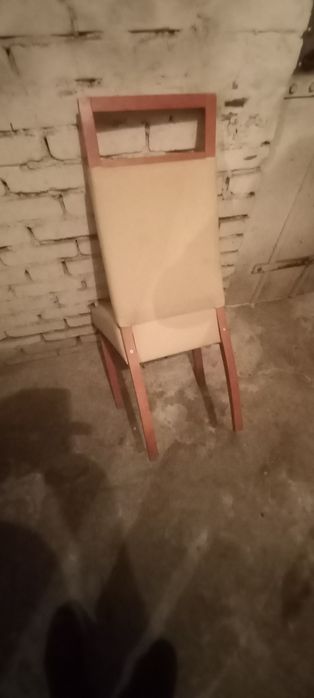 Masywne krzesło dębowe obite