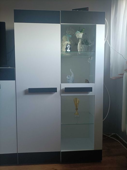 biało czarna szafa z szybą