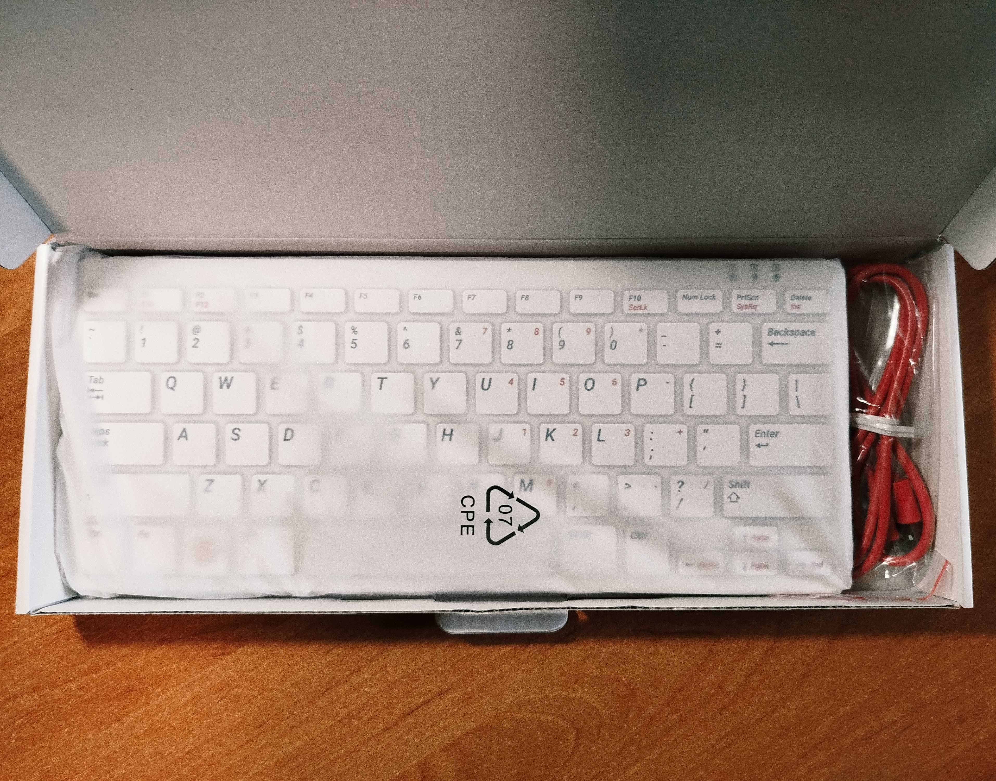 Клавиатура, мышка, корпус от набора Raspberry Pi 4 Dekstop Kit