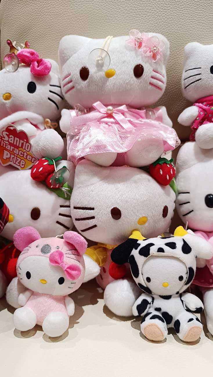 Coleção Exclusiva de 12 Peluches Hello Kitty p/Fãs e Colecionadores
