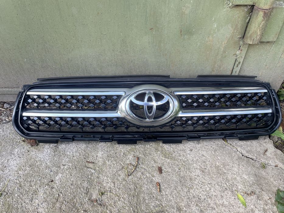 Решетка радиатора Toyota Rav 4