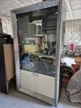 Vitrine em madeira preta e prateado