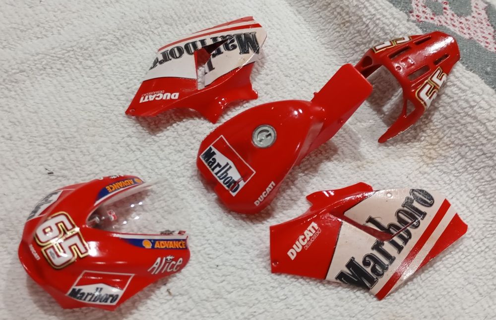 Várias peças extra de kits de montagem