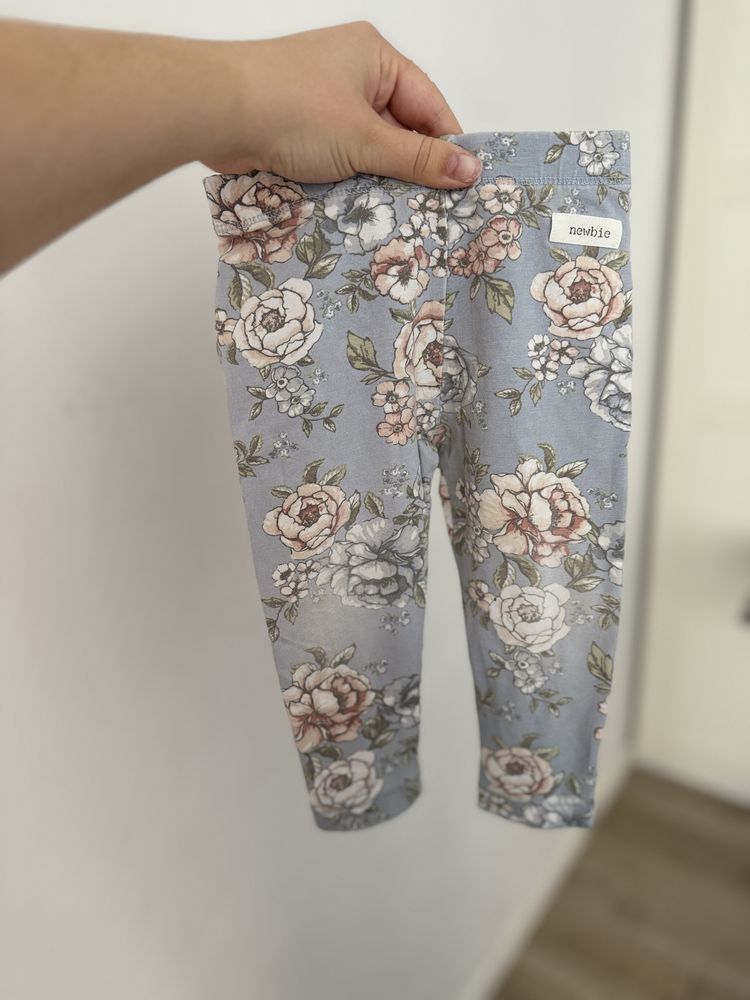 Niebieskie legginsy w kwiaty Newbie 74