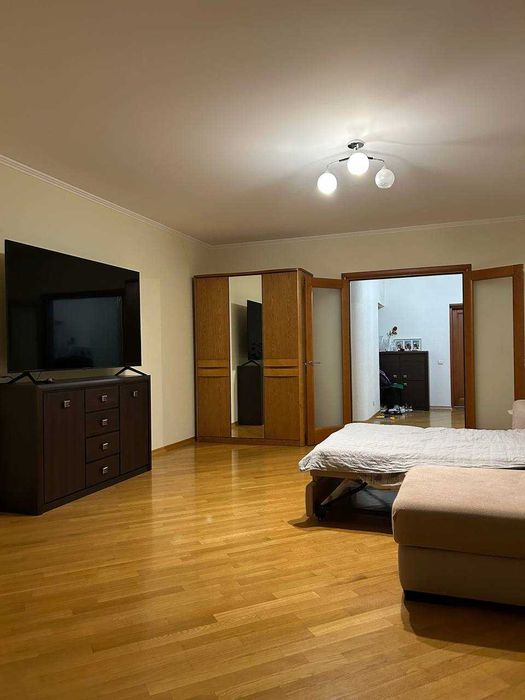 Продам видову трикімнатну квартиру Київ Левка Лук'яненка 29 Оболонь