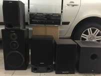 colunas de som e equipamento para DJ
