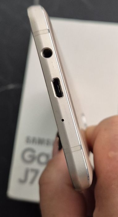 Смартфон Samsung Galaxy J7