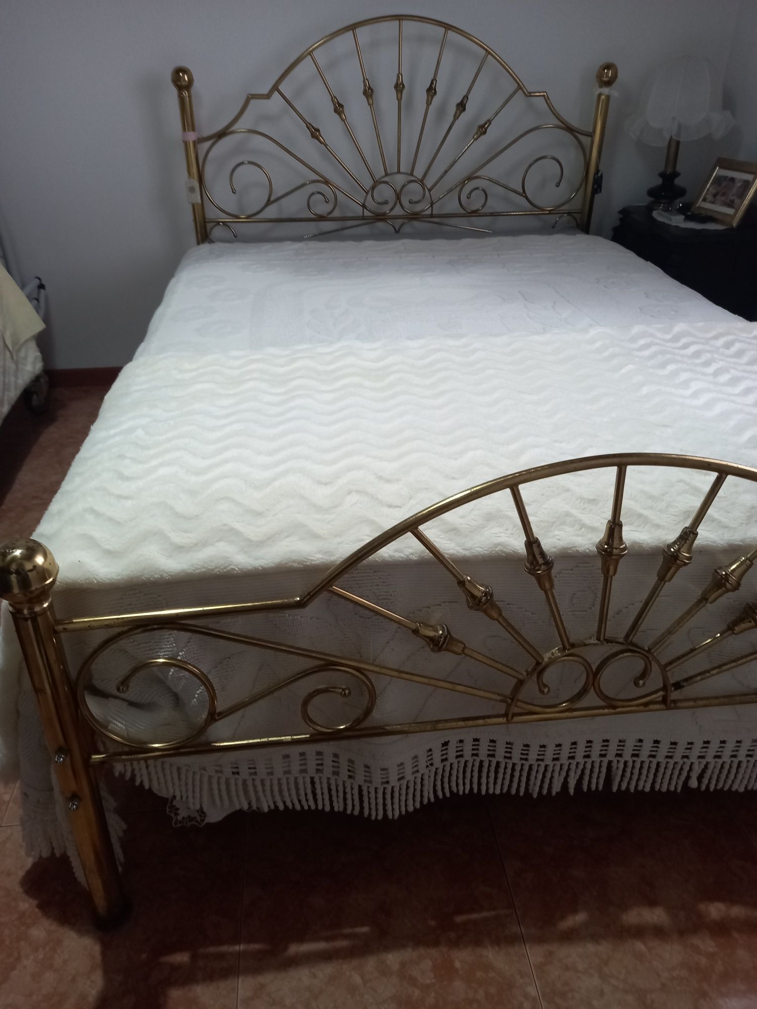 Cama de casal em latão