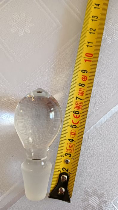 Karafka z 6 kieliszkami ozdobione  srebrem i bursztynem.