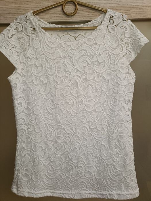 Біла мереживна блузка з короткими рукавами
