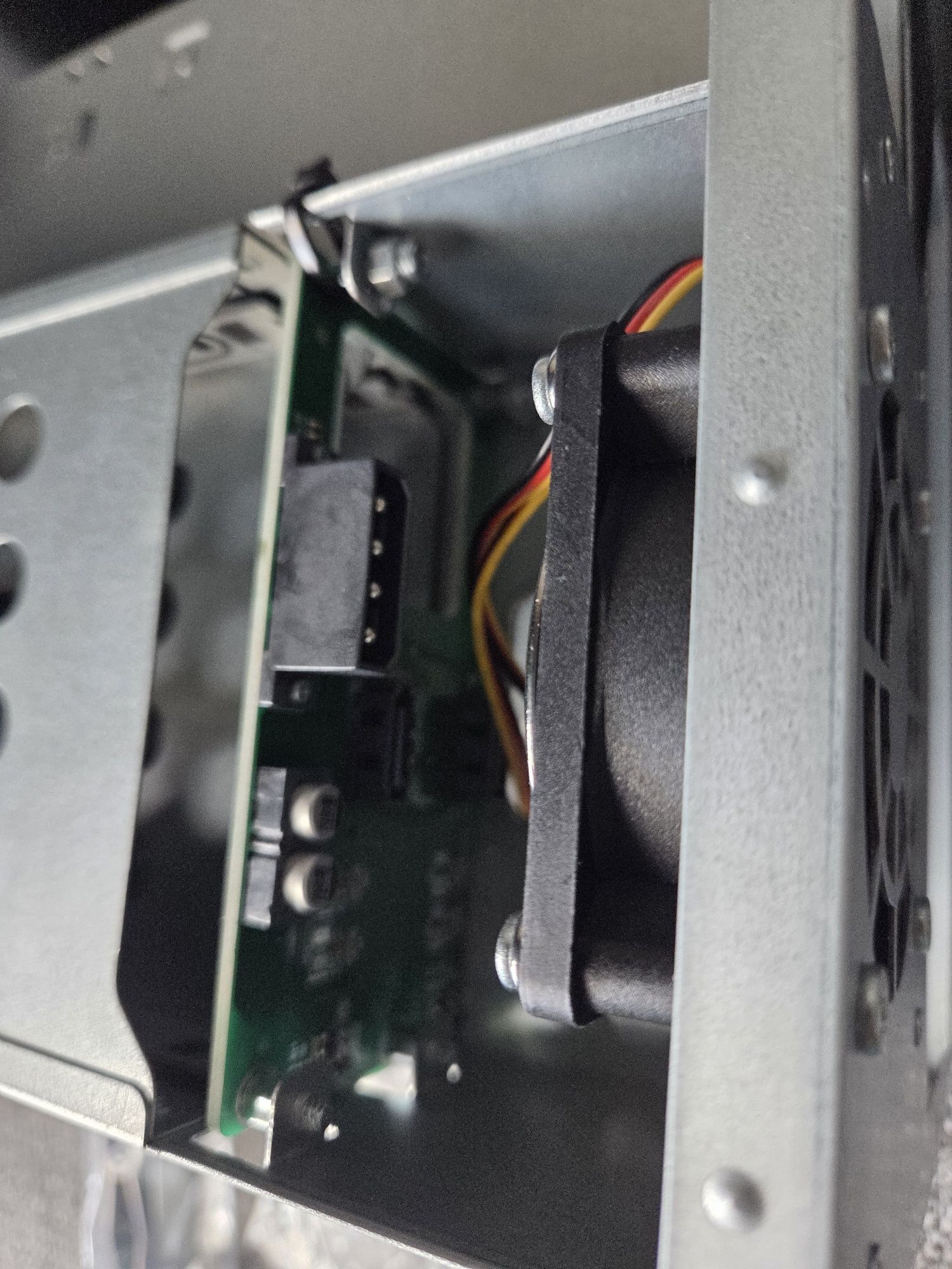 Obudowa Nas Inter-Tech SC-2100 black mITX
SC-2100 2HDD ITX
domowy NAS