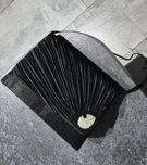 Elegancka torebka czarna z ozdobą