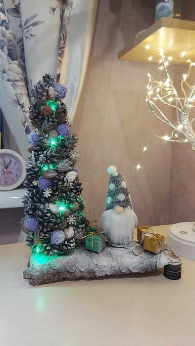 Новорічний декор , прикраса на корі , ялинка з підсвіткою.