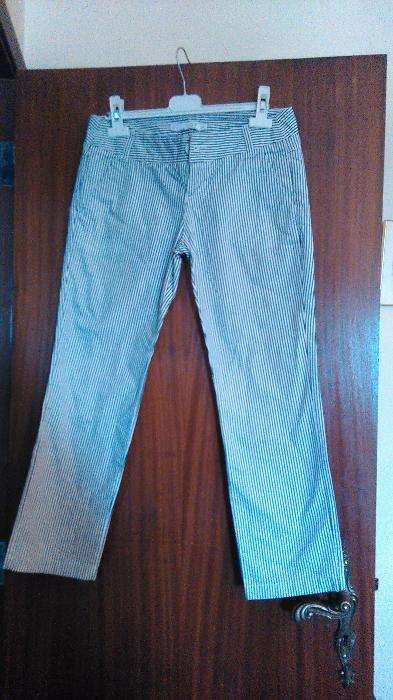 Calça branca com riscas verticais azuis, tamanho 36 e calça ganga 38