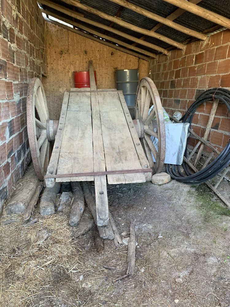 Carroça de bois antiga