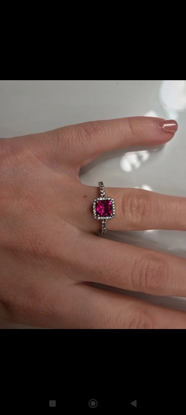 Anel com pedra rosa da Pandora
