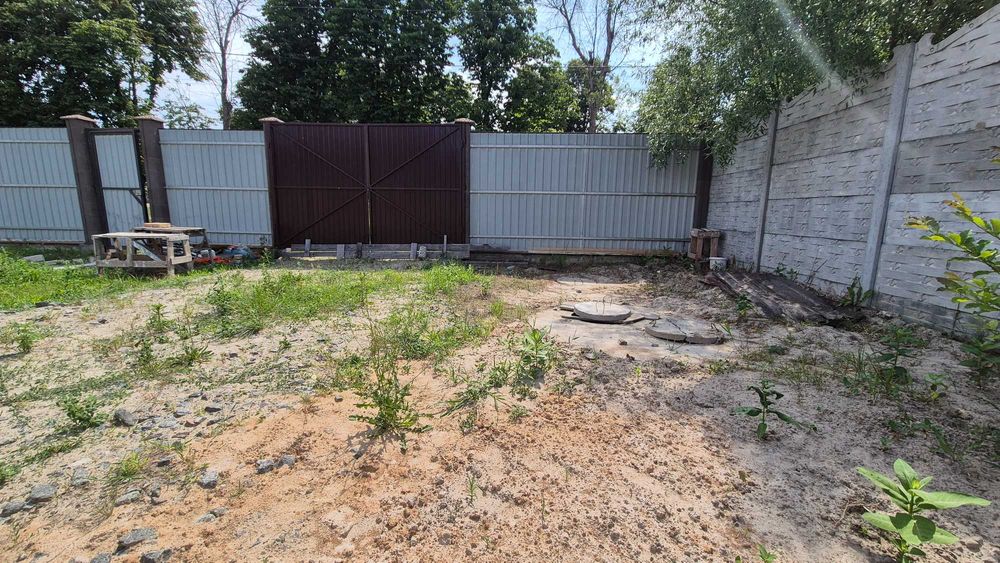 Будинок на огороженій ділянці 8 соток, штукатурка, якісні комунікації