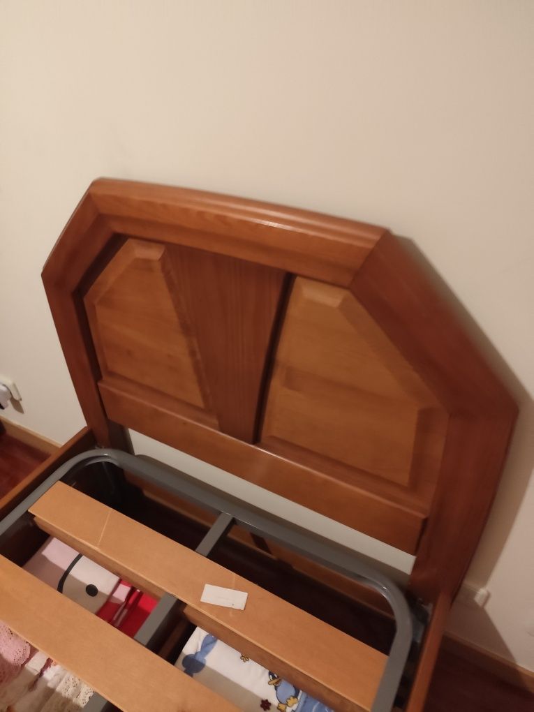Cama de solteiro em madeira