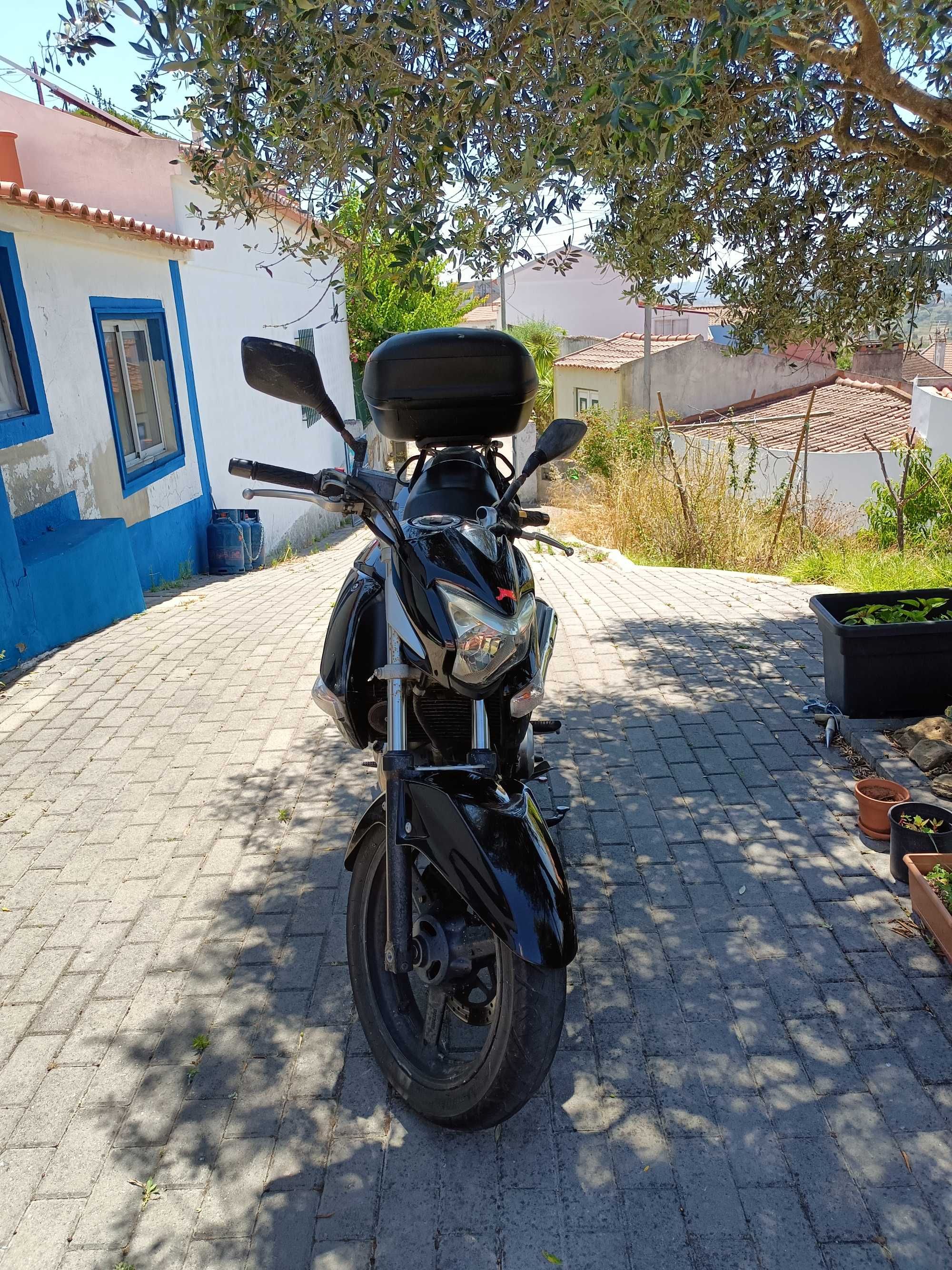 Moto Suzuki Inazuma 250c