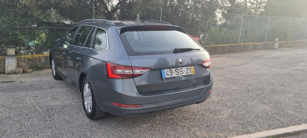 Skoda Superb Ambition 1.6 Tdi DSG: Espaço, Economia e Conforto Excecio