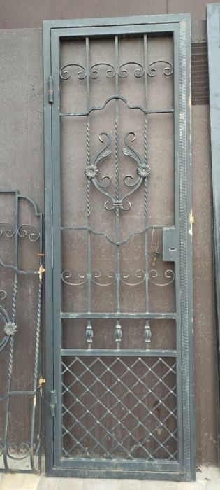 Продам вікна та двері металопластикові.