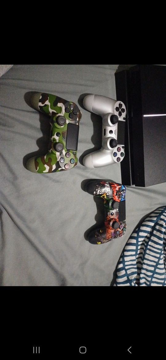 Consola PS4 + 3 comandos + cabos para carregar os comandos