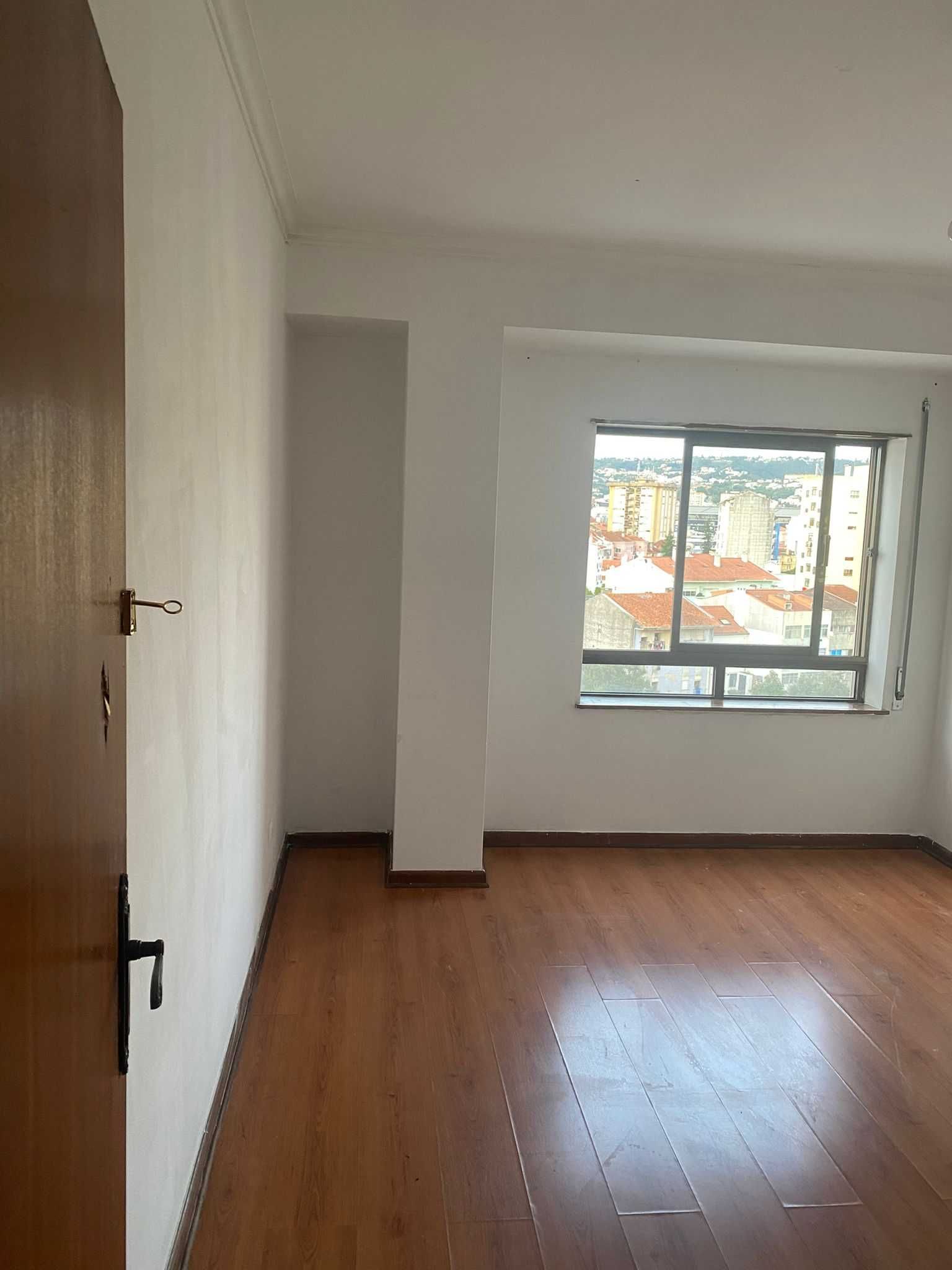 Disponível quarto  em excelente localização na Rua do Brasil