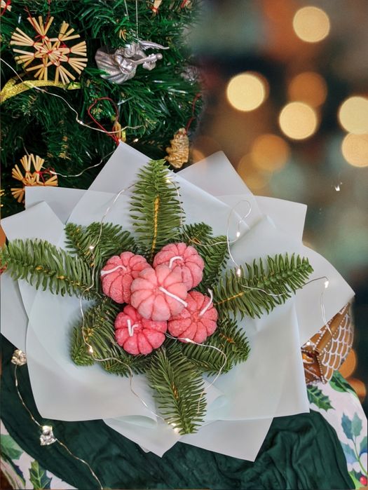 Новорічні декоративні свічки. Подарункові набори. Букети