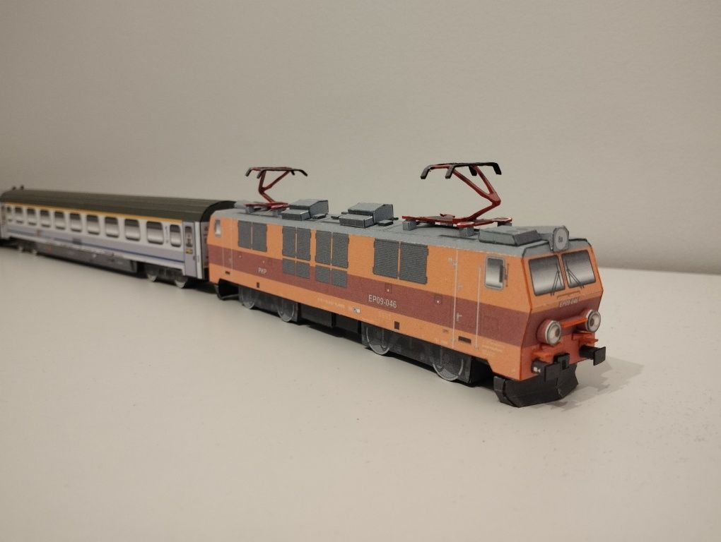 Model kartonowy zabawka pociąg expresowy EP09 IC PKP Intercity elektry