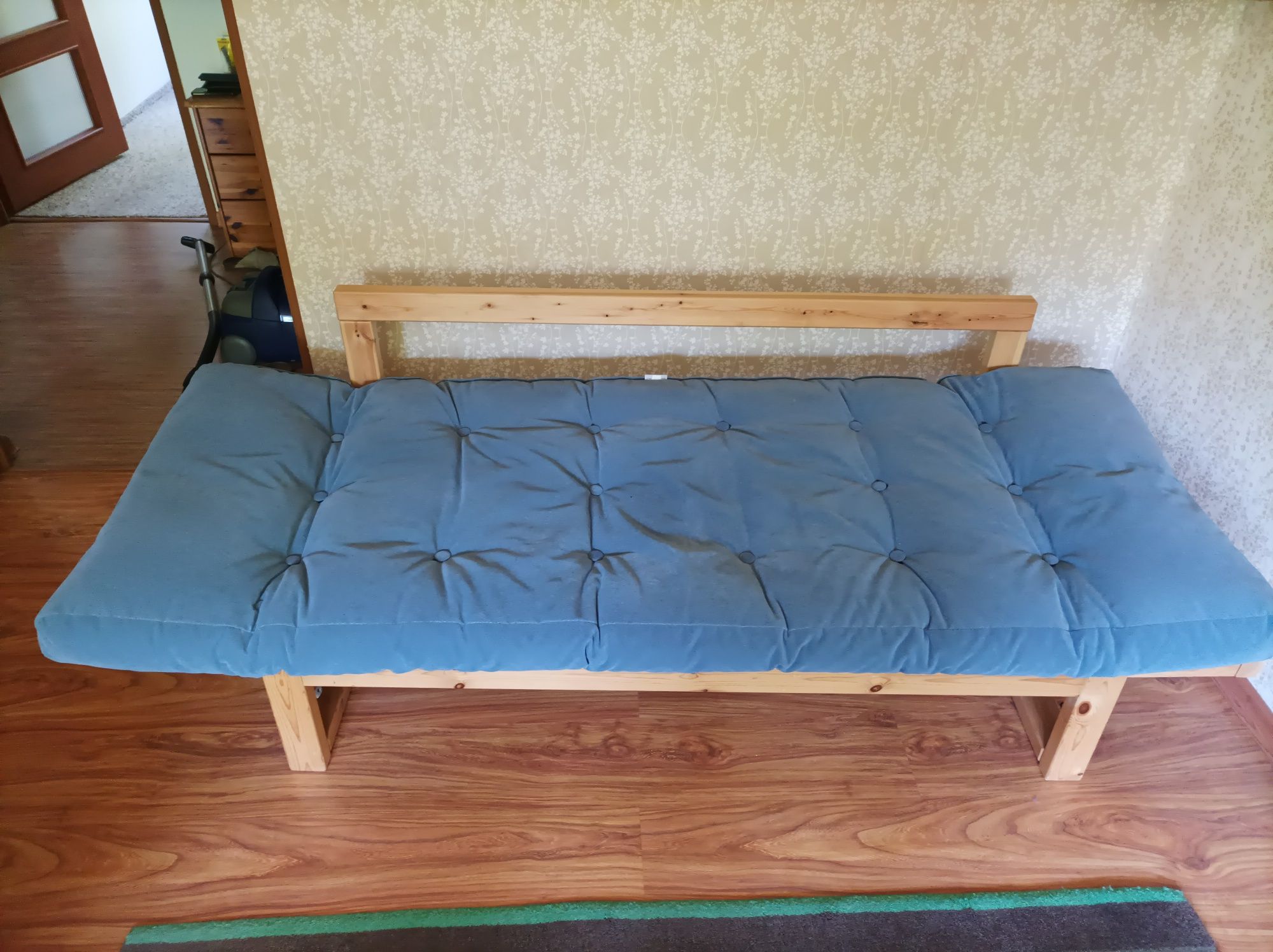 Rozkładana sofa w skandynawskim stylu z wygodnym, naturalnym materacem