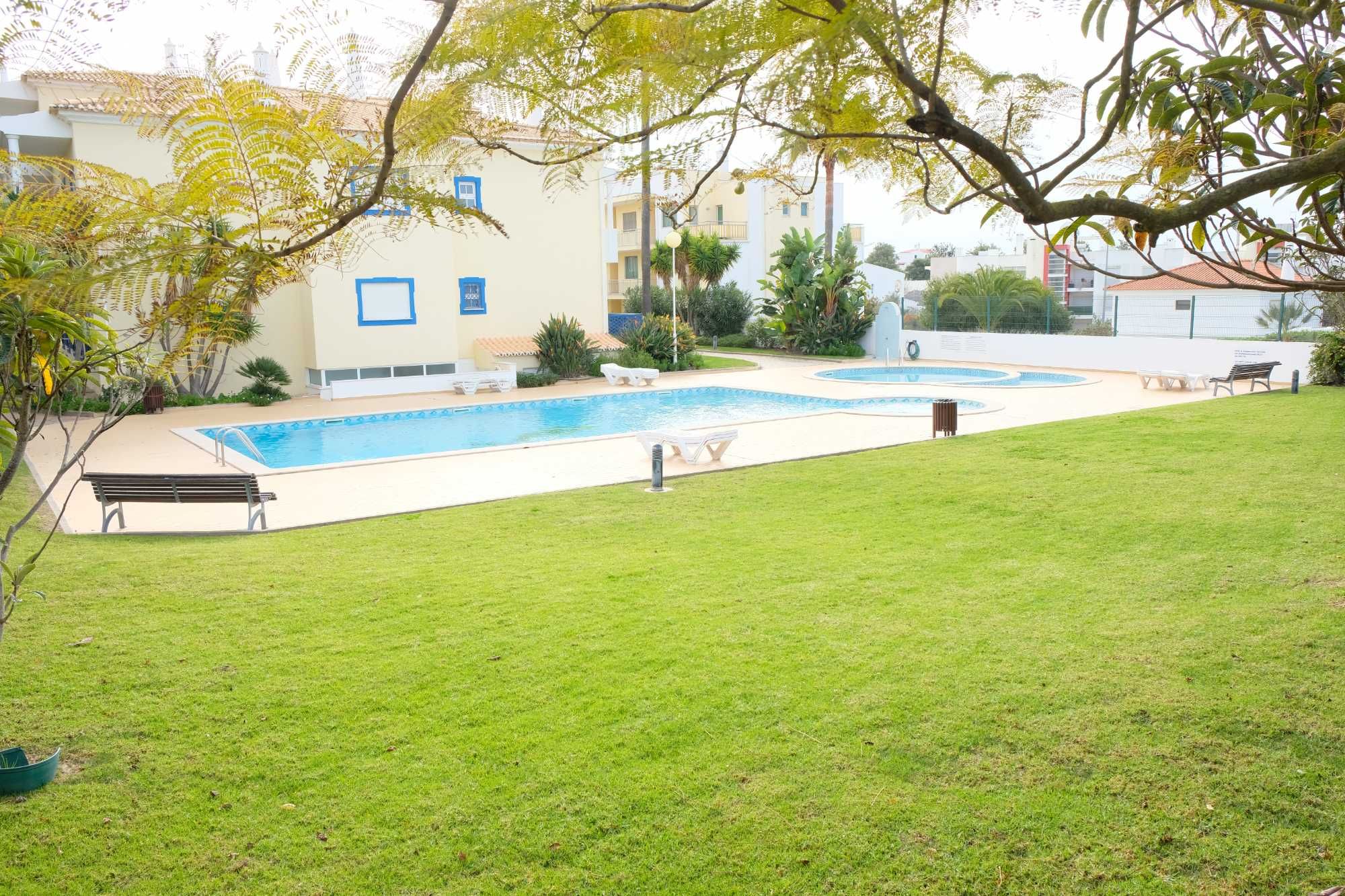 T1 piscinas,perto da praia,churrasqueira,ac,meo,wifi,garagem