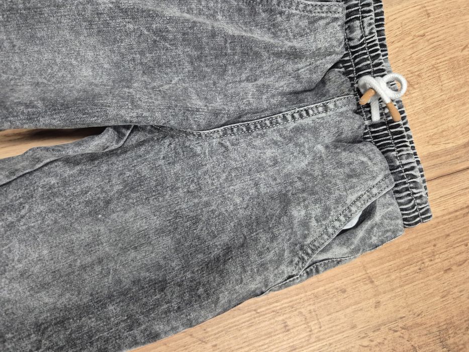 Piękne spodnie jeansowe joggery  chłopięce szare Sinsay 122