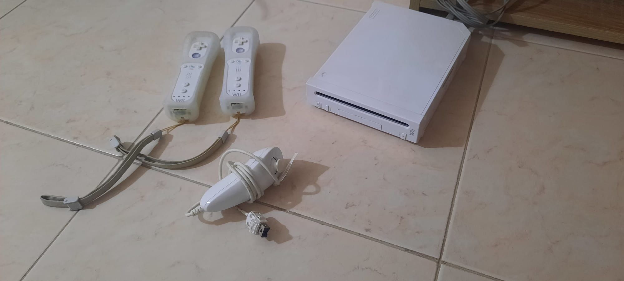 Consola Wii com 3 comandos, Wii Fit ,Family Trainer e vários jogos