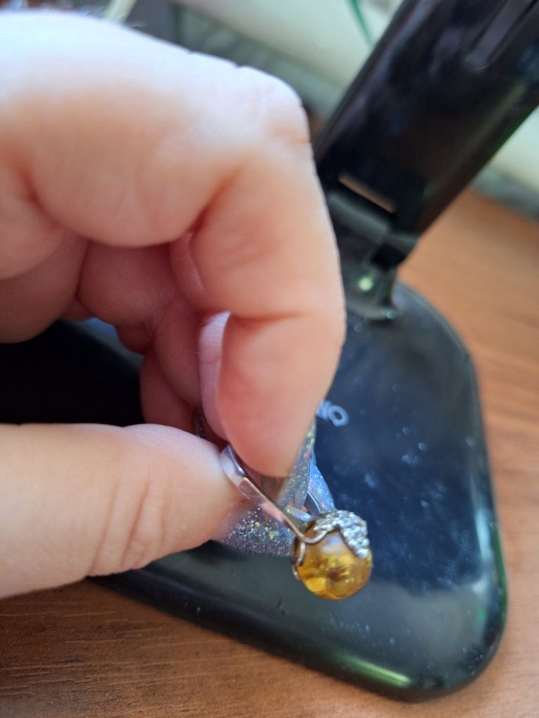 Продам серебряне кольцос янтарем