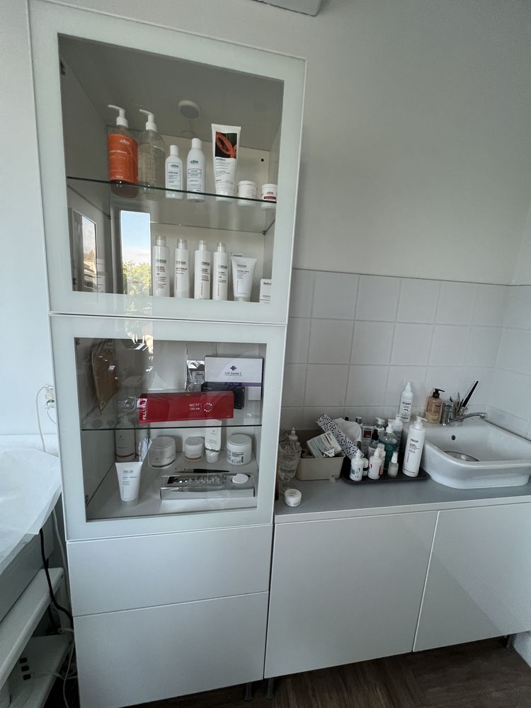 Sprzedam białą witrynkę Ikea