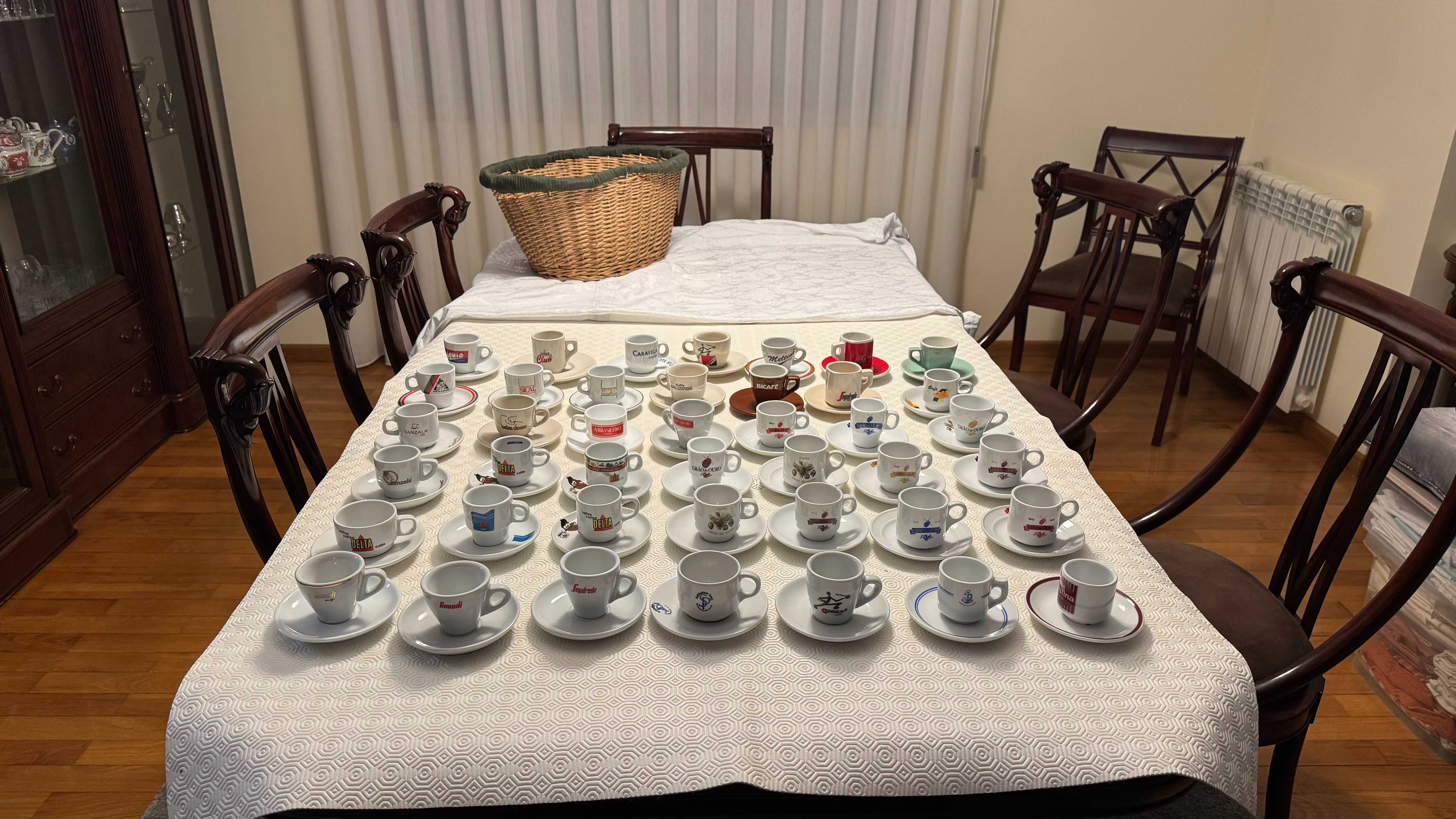 Conjunto de várias chávenas de café com pires – colecionáveis
