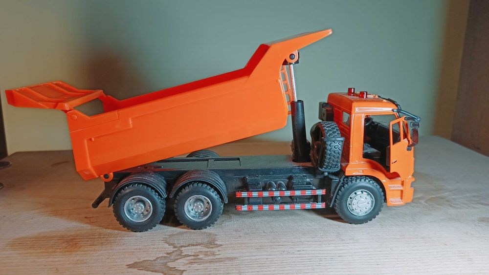 Жовтогарячий самоскид машинка 1/32 - 1/38. Вантажівка.
