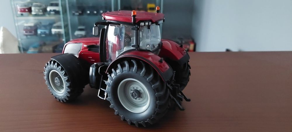 Model 1:32 Traktor Valtra SIKU
