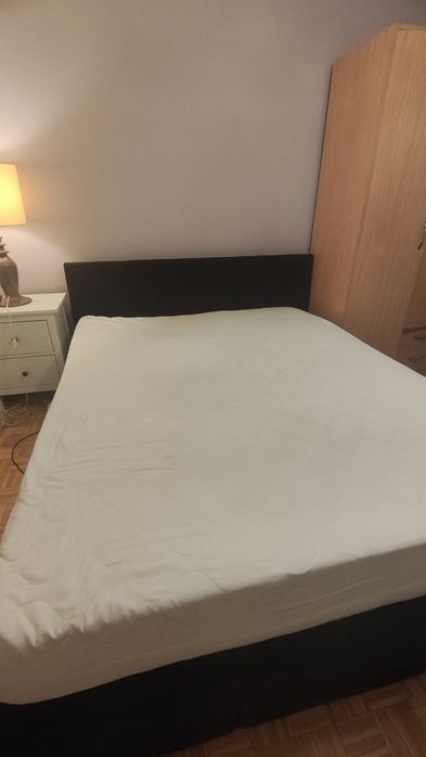 Łóżko tapicerowane czarne z pojemnikiem na pościel + materac 160x200 c