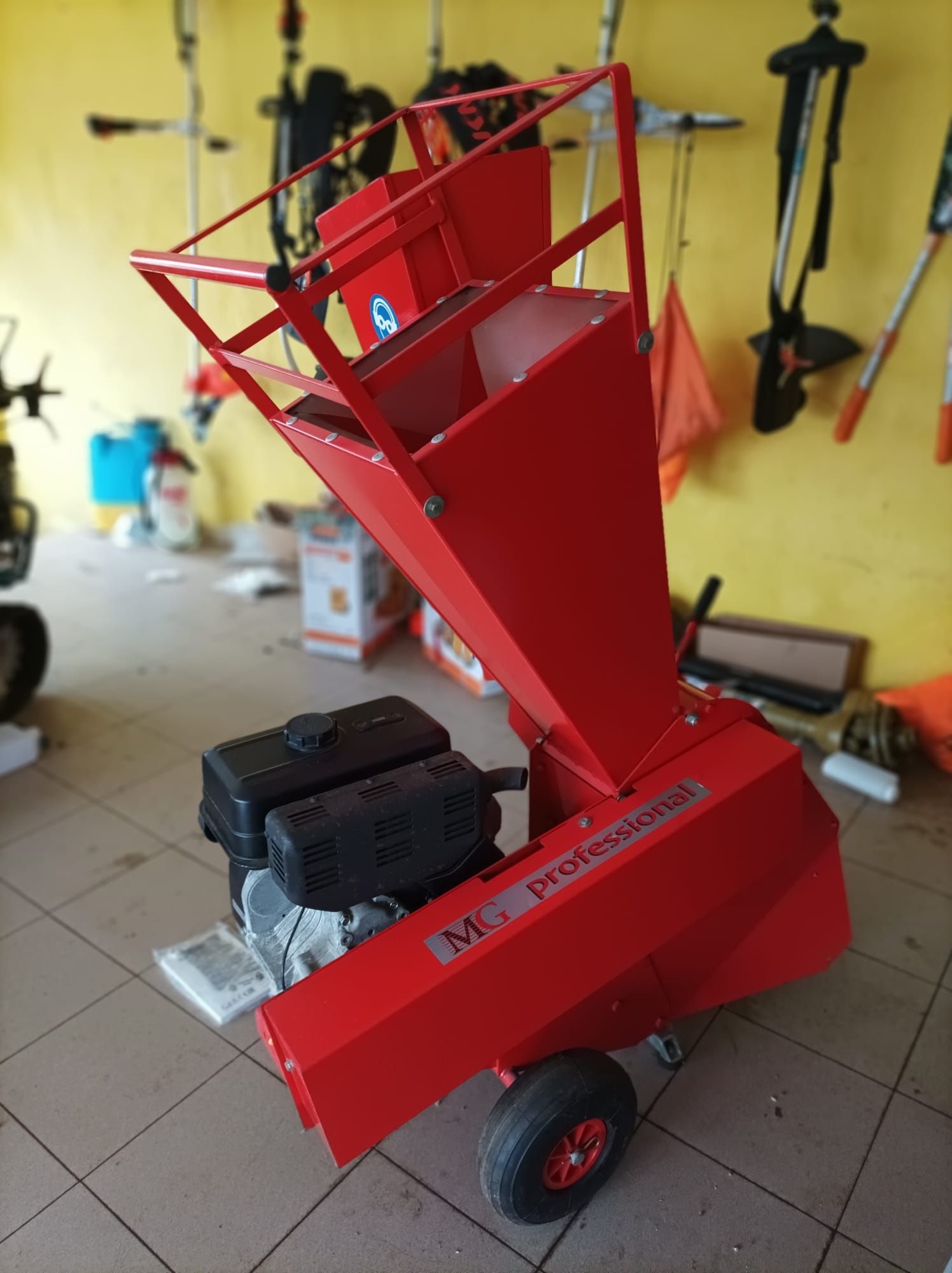 Maquina de triturar e ralar erva, vege, madeira mato etc