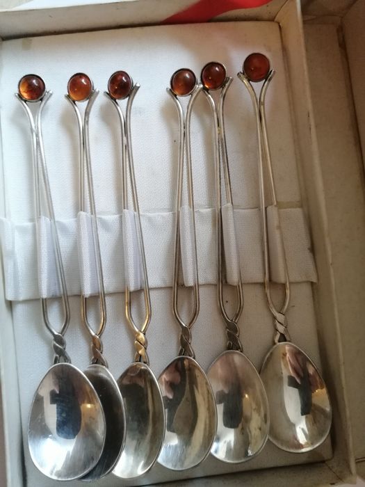 Łyżeczki deserowe posrebrzane z bursztynem.
