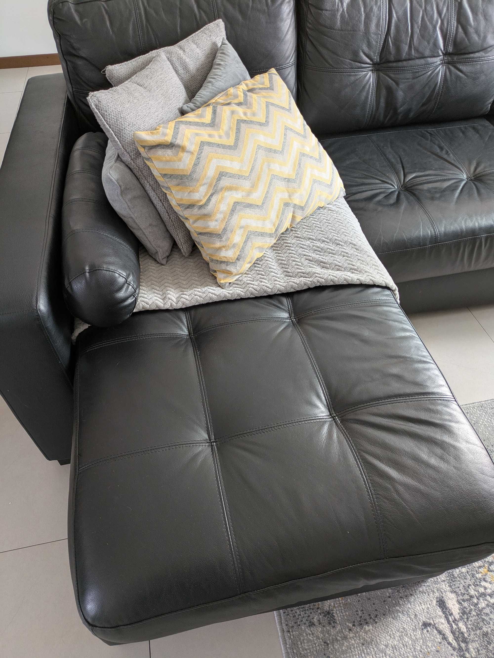 Sofá três lugares com estofos em pele e chaise longue