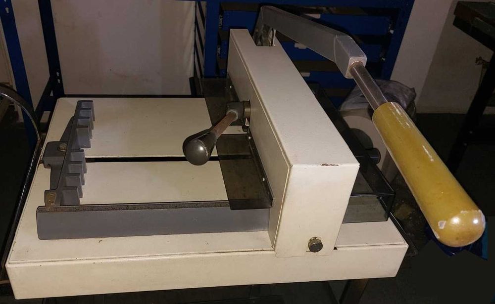 Guilhotina para espessura de resmas