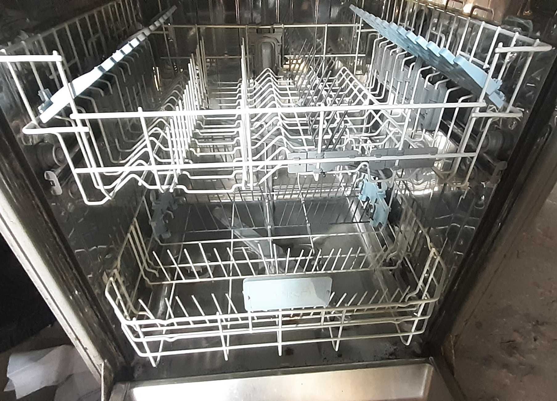 Посудомийна машина BEKO DSN 66634 FX