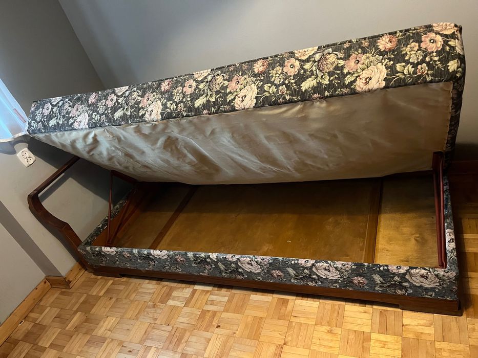 Stara sofa , tapczanik .