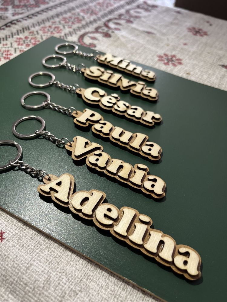 Chaveiros personalizados em madeira e inox