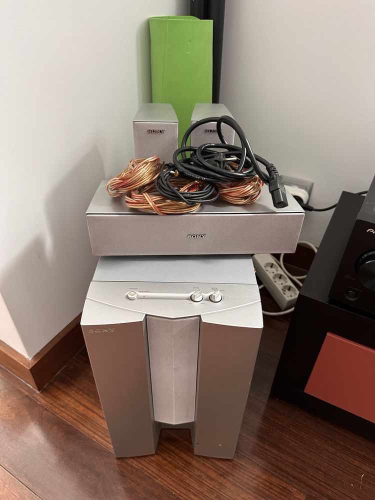 Amplificador Pioneer com colunas Sony